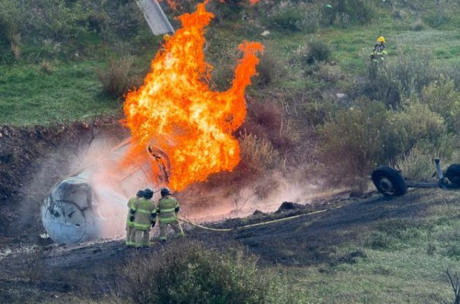 La volcadura y explosión de una pipa provocó un incendio de gran magnitud.