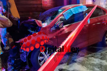 El joven conducía un Chevrolet Sonic color rojo cuando, por razones aún no determinadas, perdió el control de la unidad