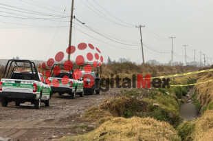 Elementos de la Policía Estatal y Municipal resguardan la zona tras el hallazgo de restos humanos en una zanja