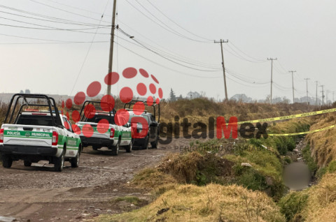 Elementos de la Policía Estatal y Municipal resguardan la zona tras el hallazgo de restos humanos en una zanja