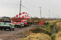 Elementos de la Policía Estatal y Municipal resguardan la zona tras el hallazgo de restos humanos en una zanja