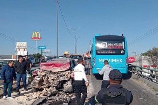 La conductora de la camioneta fue trasladada por paramédicos a un hospital de la zona y autoridades reportaron el deceso de una persona que la acompañaba.