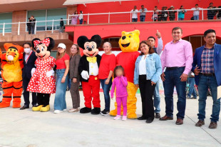 El presidente municipal, Mario Santana Carbajal, encabezó el evento junto a la presidenta del DIF, Isis Gutiérrez Salmerón.