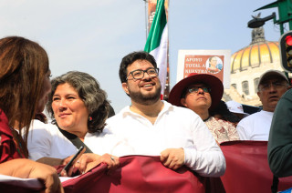 Alcalde Isaac Montoya encabeza contingente con consignas de apoyo al Gobierno de la 4T encabezado por la Presidenta Claudia Sheinbaum.