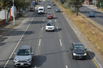 La medida establece restricciones a la circulación vehicular para reducir emisiones contaminantes y fomentar una movilidad más sustentable.