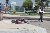 La motocicleta roja en la que viajaba la víctima quedó sobre la carretera tras el impacto ocurrido en Lerma.