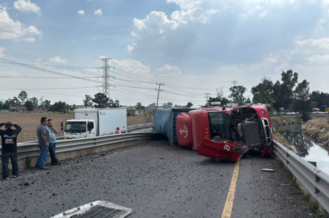 Tráiler volcado bloquea la Texcoco-Lechería