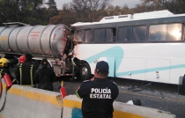 Choca autobús con pipa cargada de turbosina; hay al menos 37 heridos