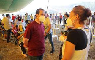 “No desaprovechen la vacuna, no se dejen llevar por malos comentarios, de gente negativa", subrayó el edil