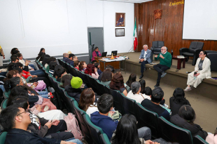 El escritor Benito Taibo compartió con alumnos de la Facultad de Química su visión sobre la lectura y la literatura.