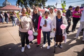 La Caminata Rosa recorrió calles de Coacalco hasta llegar a la explanada municipal.