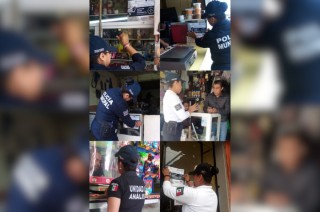 Policías explicando el funcionamiento del Botón de Alertamiento Silencioso a los comerciantes de San Mateo Atenco.