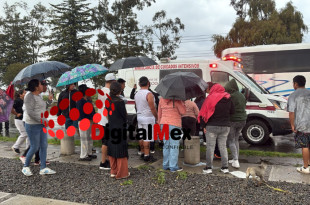 Paramédicos trasladan a los lesionados tras el ataque en el Ojo de Agua