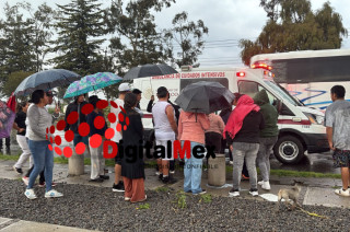 Paramédicos trasladan a los lesionados tras el ataque en el Ojo de Agua