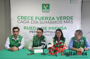 José Alberto Couttolenc Buentello, dirigente estatal del PVEM, durante el anuncio de la incorporación de Laura Hernández como sexta regidora de Coyotepec.