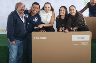 Personas adultas mayores de Metepec disfrutaron de un festejo con desayuno, música, baile y rifas organizado por el DIF Municipal.