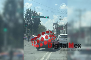 Patrullas de la policía municipal resguardan la zona sobre avenida Tecnológico, frente a la Fiscalía de Metepec, tras el bloqueo realizado por familiares de un detenido.