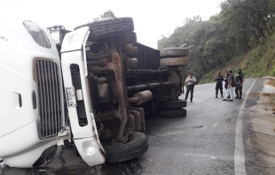 #Tejupilco: Se registra otra volcadura de camión de carga en la carretera 134