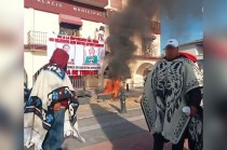 Durante la manifestación, se quemaron llantas en la entrada del palacio municipal como parte de la protesta.