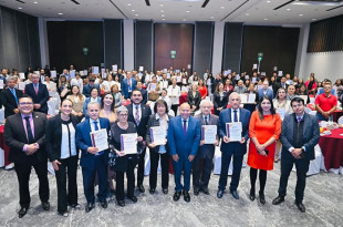 Otorga el alcalde Raciel Pérez reconocimiento al mérito magisterial.