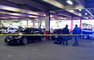 Matan a pareja en centro comercial de Tlalnepantla