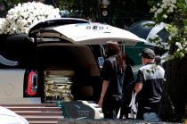 El cortejo fúnebre fue escoltado por convoyes militares desde Guadalajara hasta Zapopan, con cierres viales y acceso restringido al cementerio.