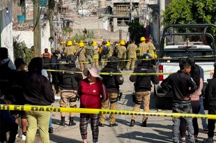 En la zona del accidente continúan las labores de remoción de escombros.