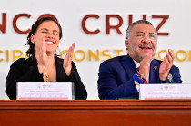 Horacio Duarte Olivares acompaña a la alcaldesa María Guadalupe Franco durante su Primer Informe de Gobierno en Chapa de Mota.