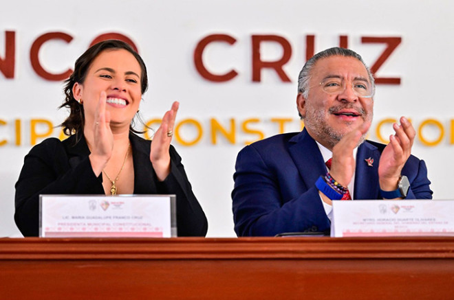 Horacio Duarte Olivares acompaña a la alcaldesa María Guadalupe Franco durante su Primer Informe de Gobierno en Chapa de Mota.