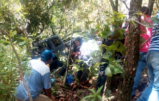 Seis lesionados deja volcadura de camioneta en #AlmoloyaDeAlquisiras