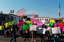 Con pancartas y consignas, personas arribaron desde las primeras horas de este lunes, 2 de mayo, al primer cuadro de la demarcación.