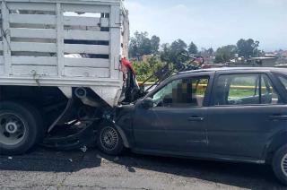 Un vehículo de la marca VW tipo Pointer de color gris, se impactó en la parte trasera de la camioneta