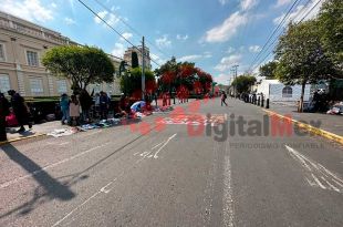 Caos vial por protesta feminista en Toluca