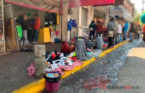 &quot;Torean&quot; ambulantes a policías y verificadores en la terminal de Toluca