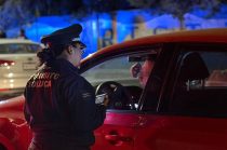 Autoridades enviaron 45 vehículos al corralón y permitieron la entrega de nueve a familiares; las sanciones incluyeron a 46 hombres y nueve mujeres.