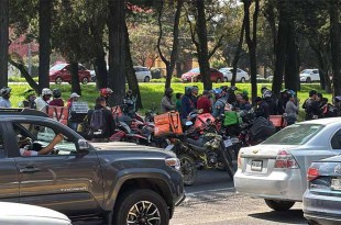 El grupo de repartidores se concentra frente a Galerías Toluca, bloqueando el tránsito en dirección a las Torres del Bicentenario.