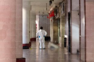 El hombre, de aproximadamente 45 años, fue encontrado frente a un establecimiento de la Concha Acústica; se presume que murió por broncoaspiración.