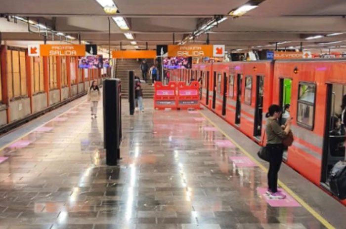 Usuarios descienden con precaución en escaleras de la estación Miguel Ángel de Quevedo tras incidente registrado en el Metro CDMX.