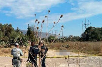 Al arribar al sitio, elementos de seguridad pública confirmaron la presencia del cadáver y detectaron manchas hemáticas, así como una cobija a un costado, lo que reforzó la hipótesis de un hecho violento.