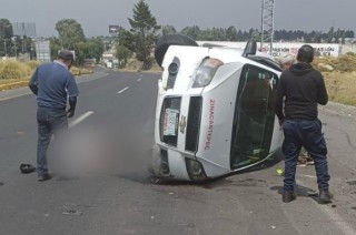 Al lugar acudieron paramédicos de la Cruz Roja Delegación Toluca, quienes confirmaron el fallecimiento de un hombre.