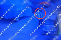 Uno de los sujetos portaba corbata, lo que podría ser una pista clave para su identificación.