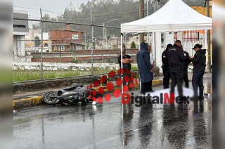 La víctima vestía un impermeable color negro así como unas botas cafés y quedó tendida junto a su unidad de dos ruedas.