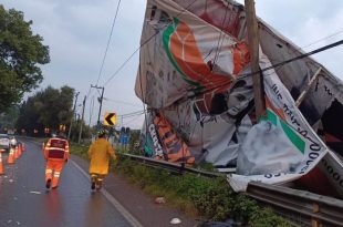 Elementos de Protección Civil, Bomberos y Seguridad Pública de Metepec realizaron labores de atención tras el colapso de un espectacular.