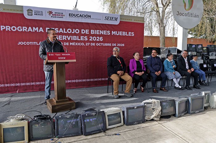 Autoridades educativas del Estado de México participaron en una jornada de retiro de mobiliario y equipo de cómputo inservible en la Escuela Primaria General Federalizada “Licenciado Ponciano Arriaga”, en Jocotitlán.