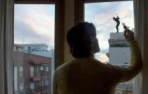 El artista urbano español Pejac invita al mundo a participar en #StayArtHomePejac