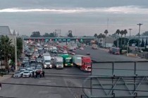 A la protesta también se sumaron operadores de grúas y conductores de transporte de carga de la ACME