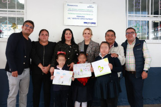 Romina Contreras entrega lentes y visita escuela primaria