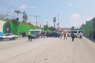 Los inconformes identificados como operadores de la ruta 13 de Junio, impiden el servicio de la línea 1 del Mexibús y el acceso a la autopista.