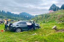 El Volkswagen Jetta terminó fuera de la cinta asfáltica y con severos daños tras la volcadura registrada en la carretera Toluca-Naucalpan.