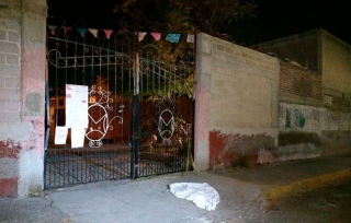 Dejan cadáver de mujer frente a parroquia de Neza